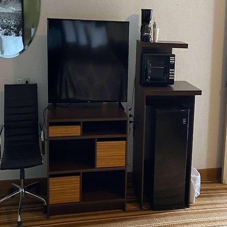 ซูเปอร์ 8 บาย วินด์แฮม เวลส์ Hotel ภายนอก รูปภาพ