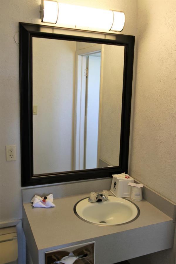 ซูเปอร์ 8 บาย วินด์แฮม เวลส์ Hotel ภายนอก รูปภาพ